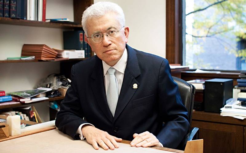 Доктор Роберто Мангабейра Унгер